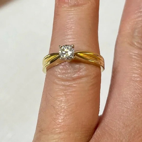 18k Gold Solitaire Diamond Ring. Diamond is .25ct S1 G; 3.5 grams. Size 4.5 - Picture 5 of 16